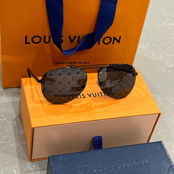 Louis Vuitton sunglasses - Picture 1 of 7